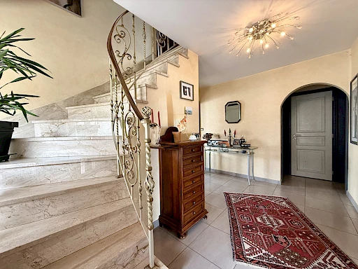 A saisir , belle maison 7 pièces sur 11,5 ares de terrain.
