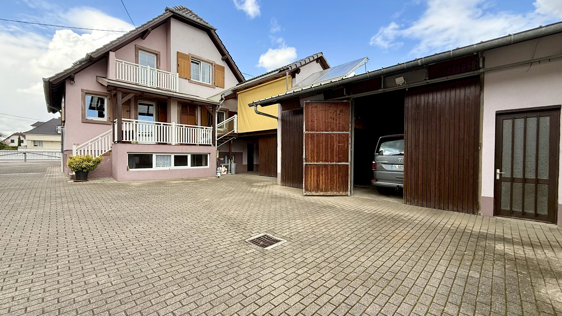 A saisir , belle maison 7 pièces sur 16 ares de terrain.