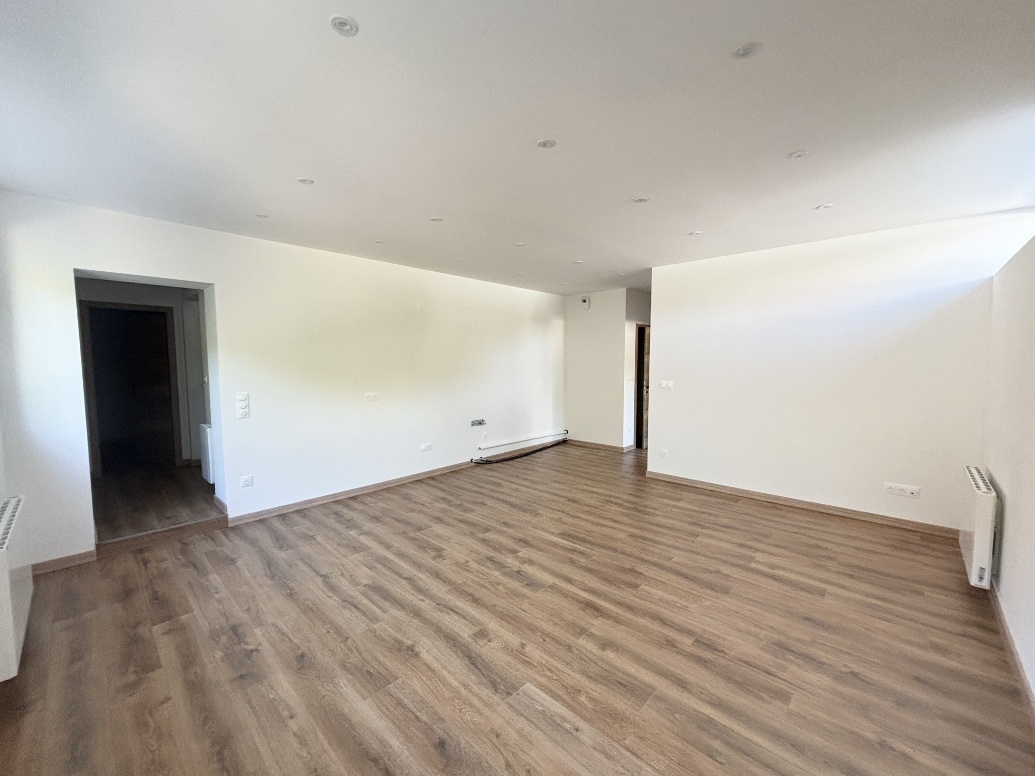 NOUVEAUTÉ   3 PIÈCES ENTIÈREMENT RÉNOVÉ   62,90 M2   ESPACE VERT & 2 GARAGES