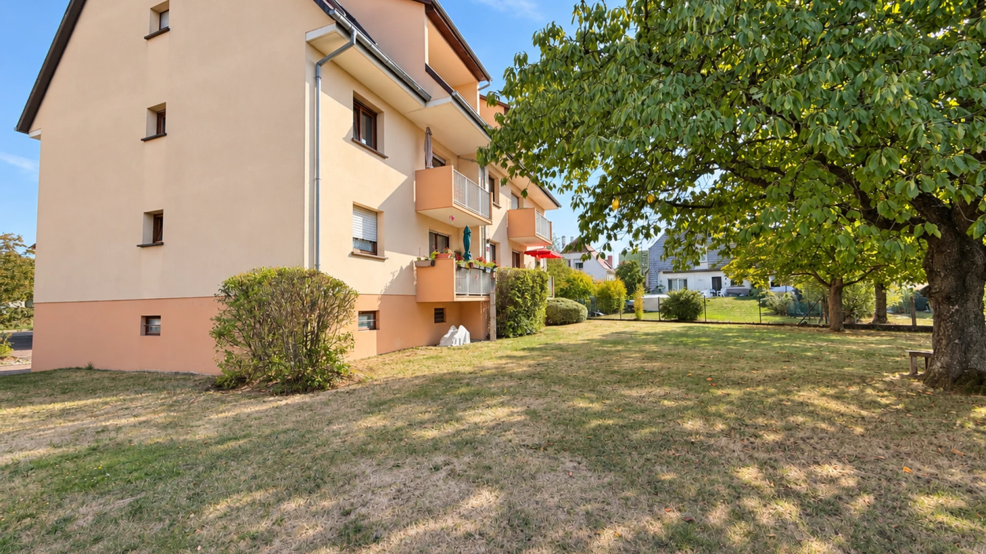 Beau duplex 4/5 P 83m2hab./ 104m2 sol avec garage et cave.